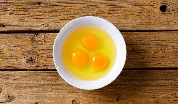 ¡Hack culinario! Conserva las yemas del huevo en agua y reduce así el desperdicio de alimentos 🍳