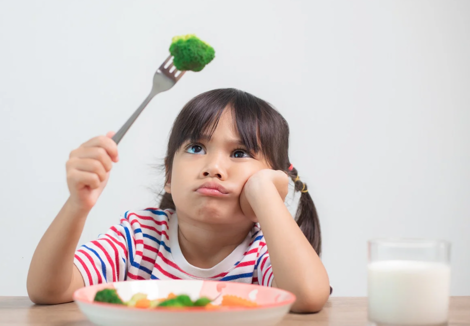 Hábitos en la mesa: 3 beneficios de enseñar a comer a nuestros hijos